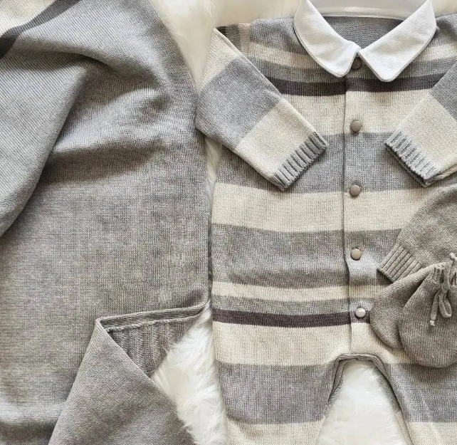 Saída Maternidade Tricot Clássico Listras Botões - Cinza