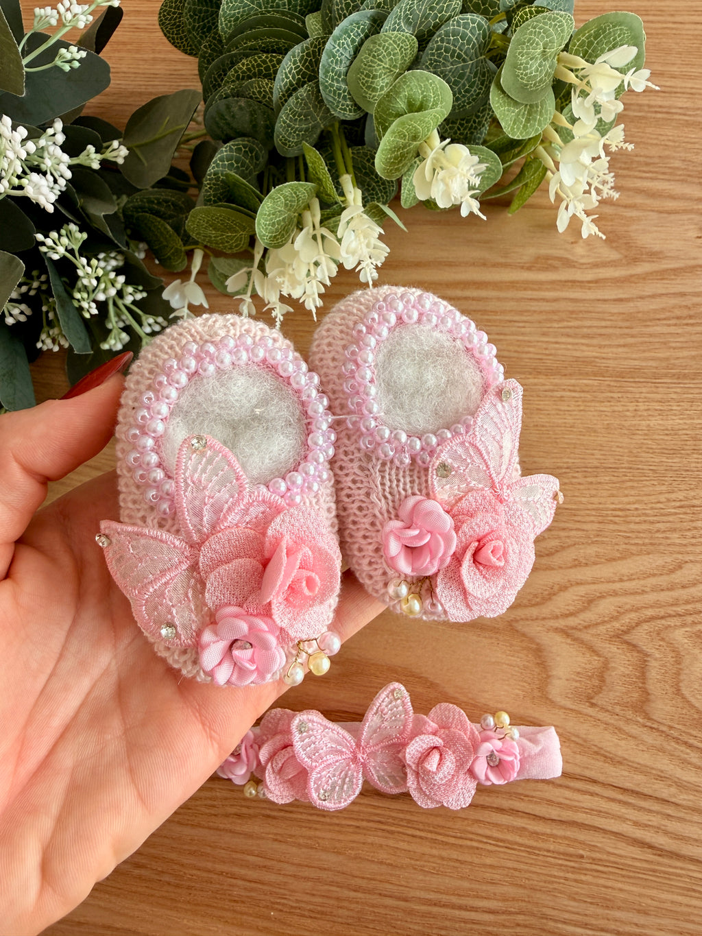 Kit Sapatinhos Tricot Bordado Luxo Borboletas com Laço Tiara - 02 peças