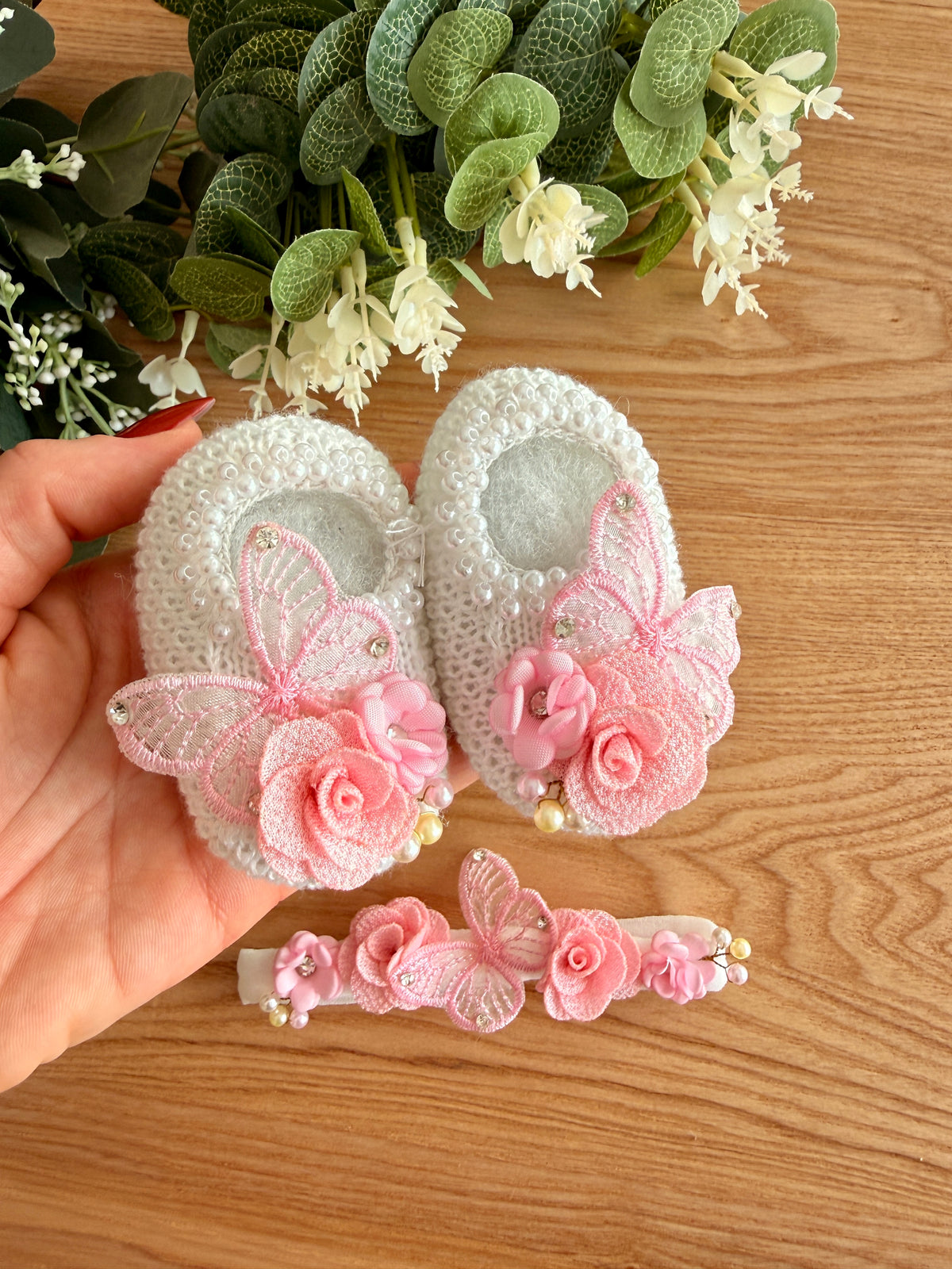 Kit Sapatinhos Tricot Bordado Luxo Borboletas com Laço Tiara - 02 peças