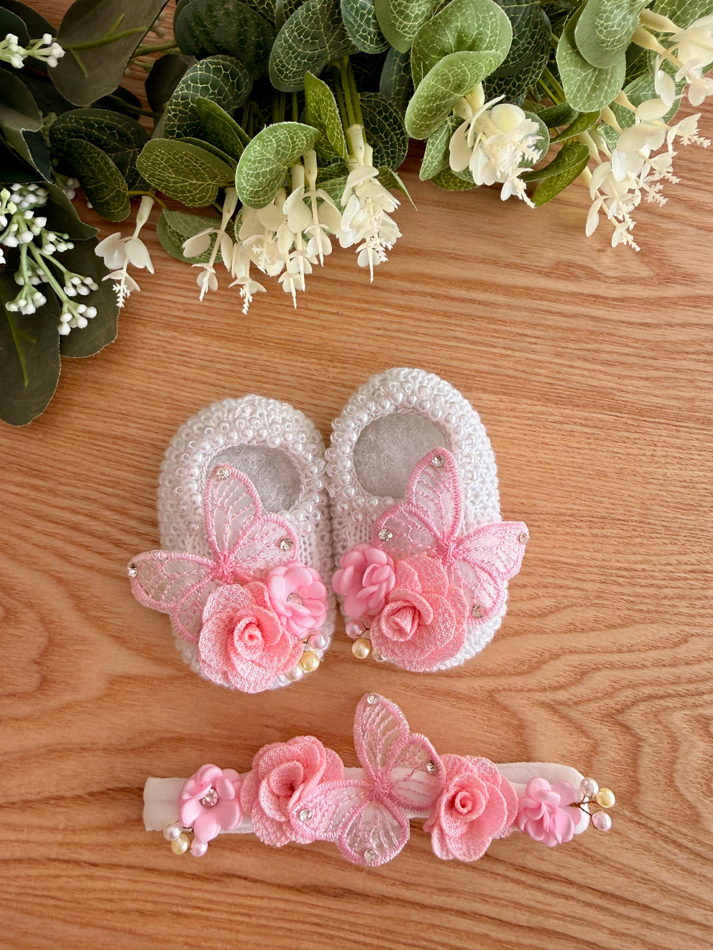 Kit Sapatinhos Tricot Bordado Luxo Borboletas com Laço Tiara - 02 peças