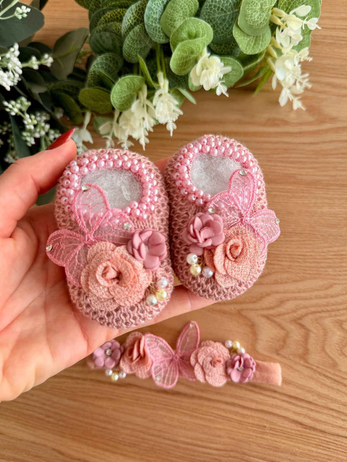 Kit Sapatinhos Tricot Bordado Luxo Borboletas com Laço Tiara - 02 peças
