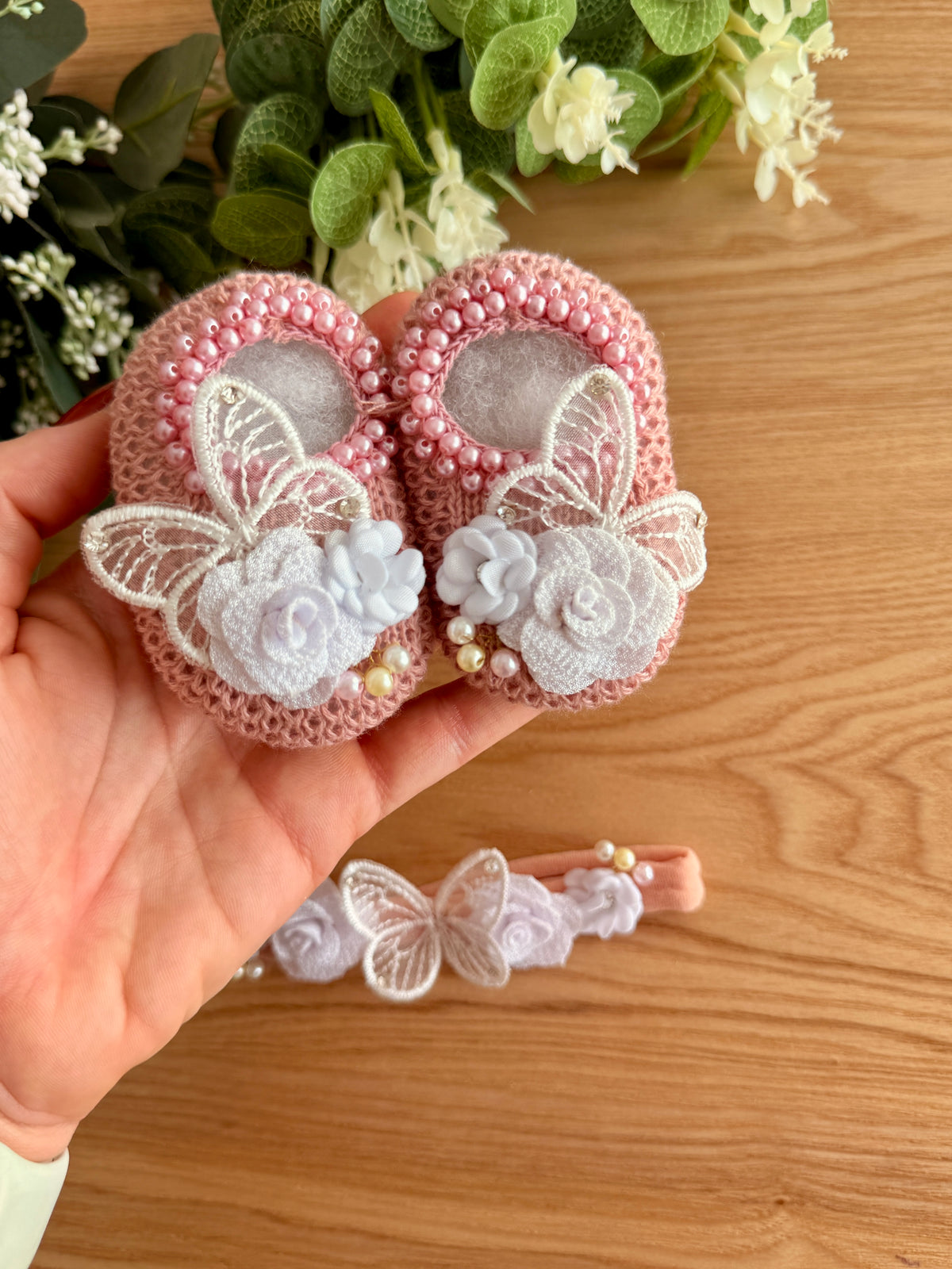 Kit Sapatinhos Tricot Bordado Luxo Borboletas com Laço Tiara - 02 peças