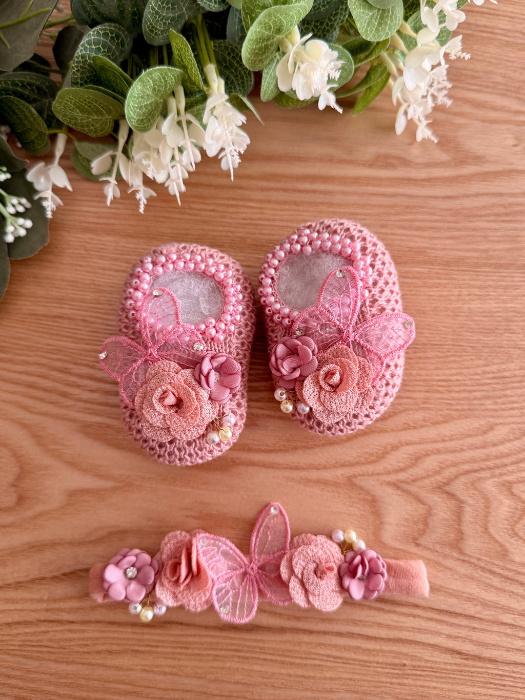 Kit Sapatinhos Tricot Bordado Luxo Borboletas com Laço Tiara - 02 peças