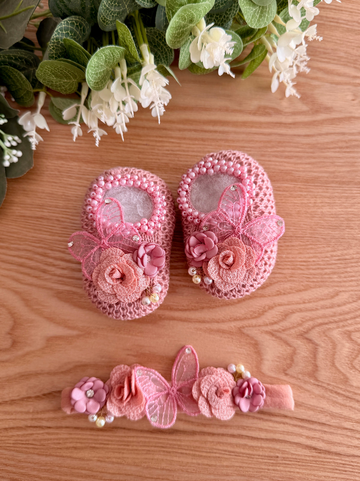 Kit Sapatinhos Tricot Bordado Luxo Borboletas com Laço Tiara - 02 peças