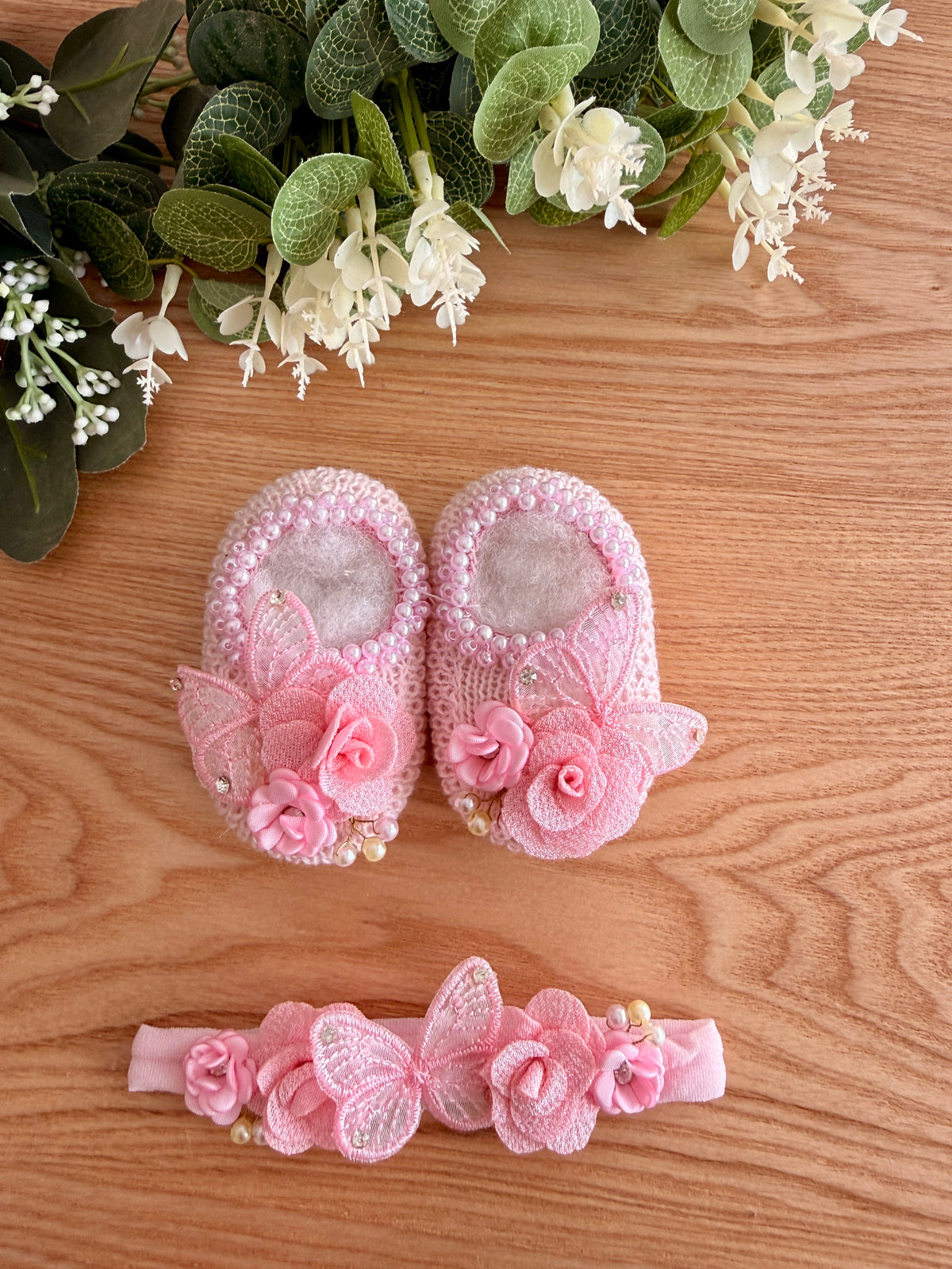 Kit Sapatinhos Tricot Bordado Luxo Borboletas com Laço Tiara - 02 peças