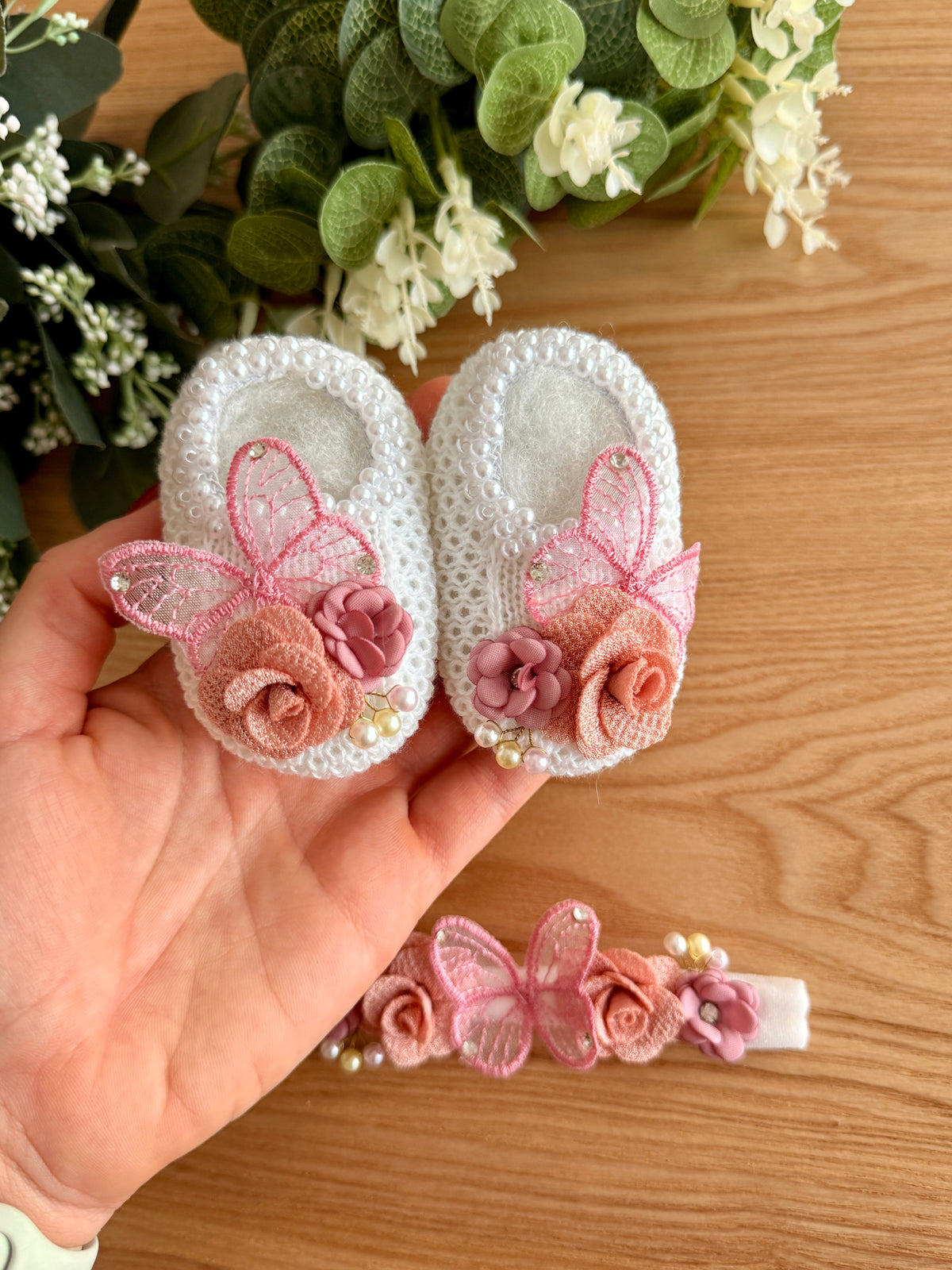 Kit Sapatinhos Tricot Bordado Luxo Borboletas com Laço Tiara - 02 peças