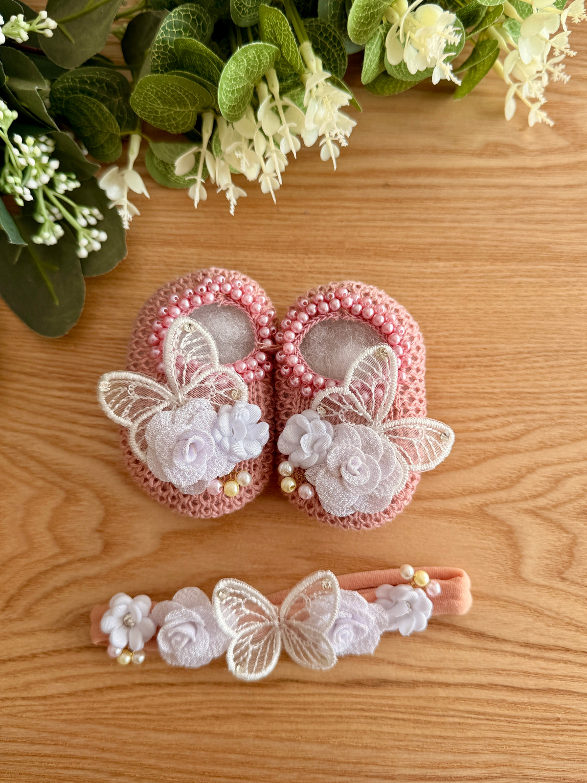 Kit Sapatinhos Tricot Bordado Luxo Borboletas com Laço Tiara - 02 peças